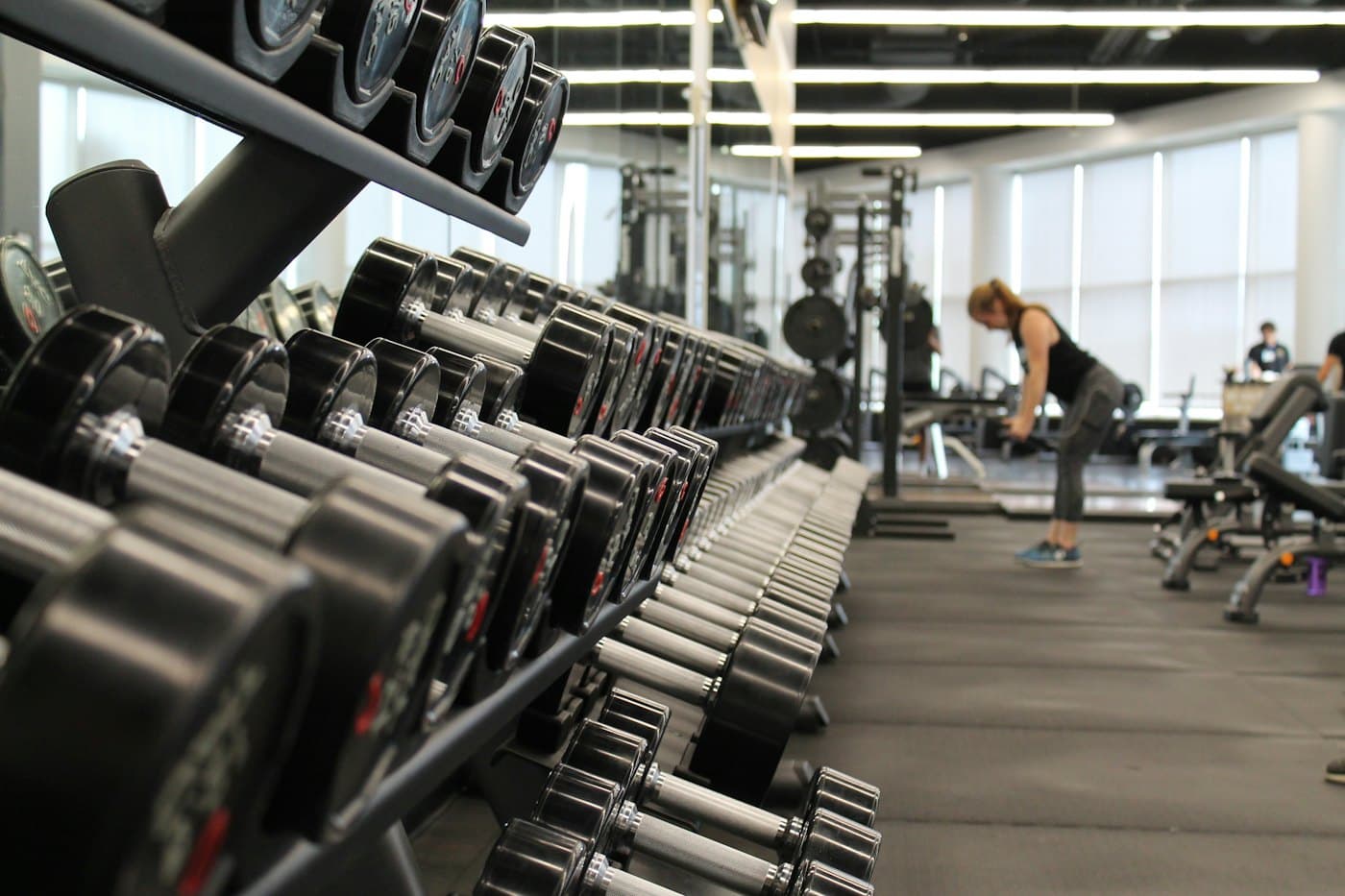 Hanteln in einem Fitnessstudio
